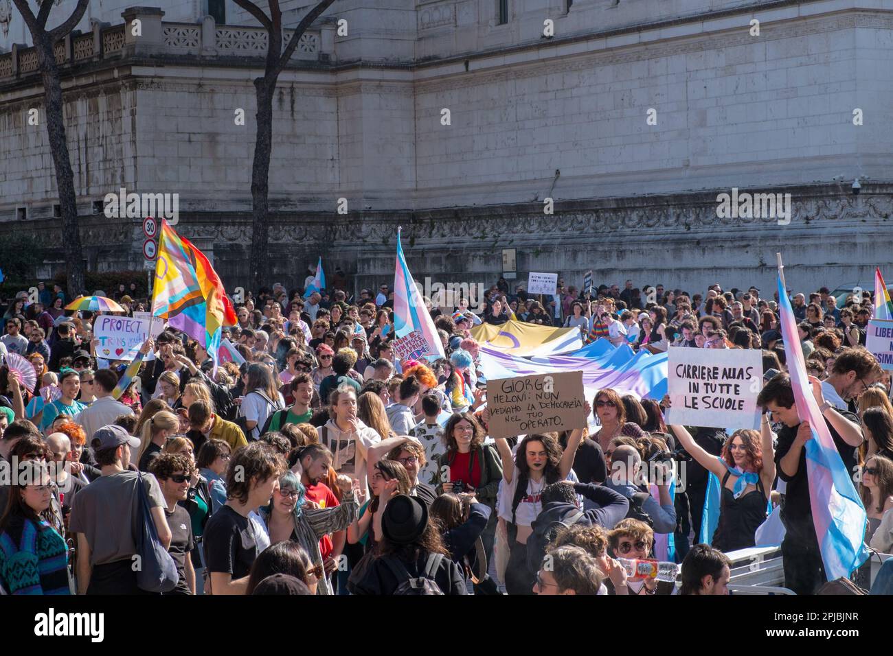 Rom, . 01. April 2023. 01/04/2023 ROM - Demonstration in Rom durch die Gender-X-Vereinigung anlässlich des Internationalen Tages der transsexuellen Sichtbarkeit: Umbenannt in "Protect Trans Youth", dies ist die erste Veranstaltung in Italien, die sich mit den Rechten und dem Schutz junger transgender und nicht transgender Menschen binär befasst. PS: Das Foto kann in Bezug auf den Kontext verwendet werden, in dem es aufgenommen wurde, und ohne die Absicht, den Anstand der Menschen zu verleumden. Kredit: Unabhängige Fotoagentur/Alamy Live News Stockfoto