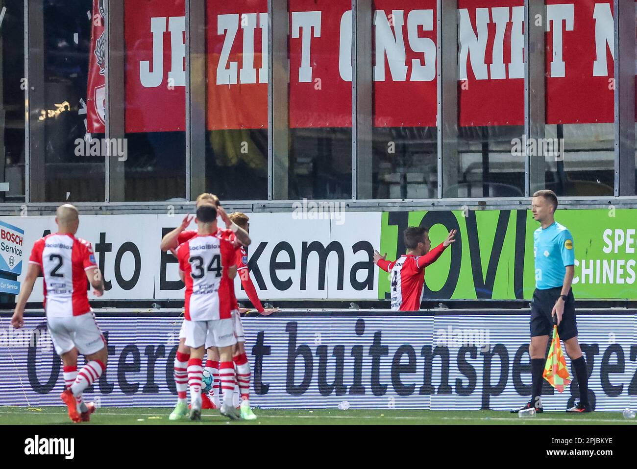 Leeuwarden, Niederlande. 01. April 2023. LEEUWARDEN, NIEDERLANDE - 1. APRIL: Jeroen Veldmate vom FC Emmen feiert sein Tor mit den virtuellen Fans während des niederländischen Eredivisie-Spiels zwischen SC Cambuur und FC Emmen im Cambuur Stadion am 1. April 2023 in Leeuwarden, Niederlande (Foto von Henk Jan Dijks/Orange Pictures) Guthaben: Orange Pics BV/Alamy Live News Stockfoto