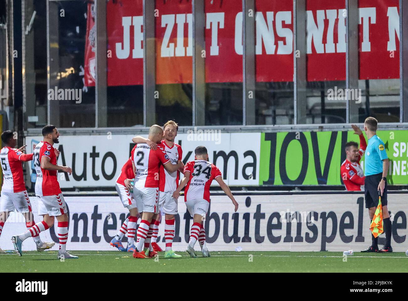 Leeuwarden, Niederlande. 01. April 2023. LEEUWARDEN, NIEDERLANDE - 1. APRIL: Jeroen Veldmate vom FC Emmen feiert sein Tor mit den virtuellen Fans während des niederländischen Eredivisie-Spiels zwischen SC Cambuur und FC Emmen im Cambuur Stadion am 1. April 2023 in Leeuwarden, Niederlande (Foto von Henk Jan Dijks/Orange Pictures) Guthaben: Orange Pics BV/Alamy Live News Stockfoto