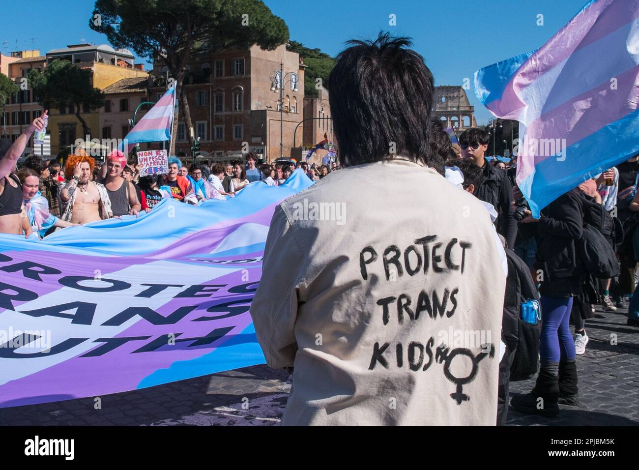 Rom, . 01. April 2023. 01/04/2023 ROM - Demonstration in Rom durch die Gender-X-Vereinigung anlässlich des Internationalen Tages der transsexuellen Sichtbarkeit: Umbenannt in "Protect Trans Youth", dies ist die erste Veranstaltung in Italien, die sich mit den Rechten und dem Schutz junger transgender und nicht transgender Menschen binär befasst. PS: Das Foto kann in Bezug auf den Kontext verwendet werden, in dem es aufgenommen wurde, und ohne die Absicht, den Anstand der Menschen zu verleumden. Kredit: Unabhängige Fotoagentur/Alamy Live News Stockfoto