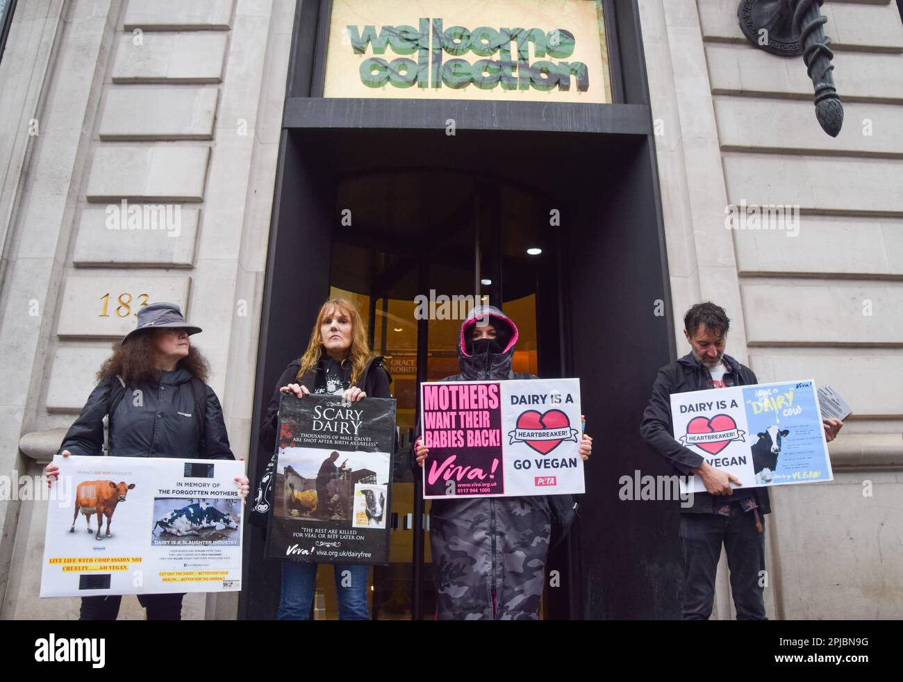 London, Großbritannien. 29. März 2023 Tierschützer mit Antimilchschildern versammelten sich vor der Wellcome Collection bei der Eröffnung der „Milk“-Ausstellung des Museums, die „unsere Beziehung zur Milch und ihren Platz in Politik, Gesellschaft und Kultur erforscht“. Stockfoto