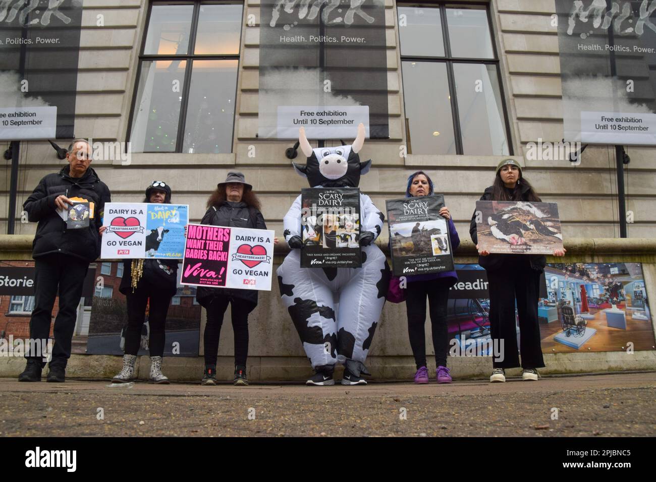 London, Großbritannien. 29. März 2023 Tierschützer mit Antimilchschildern versammelten sich vor der Wellcome Collection bei der Eröffnung der „Milk“-Ausstellung des Museums, die „unsere Beziehung zur Milch und ihren Platz in Politik, Gesellschaft und Kultur erforscht“. Stockfoto