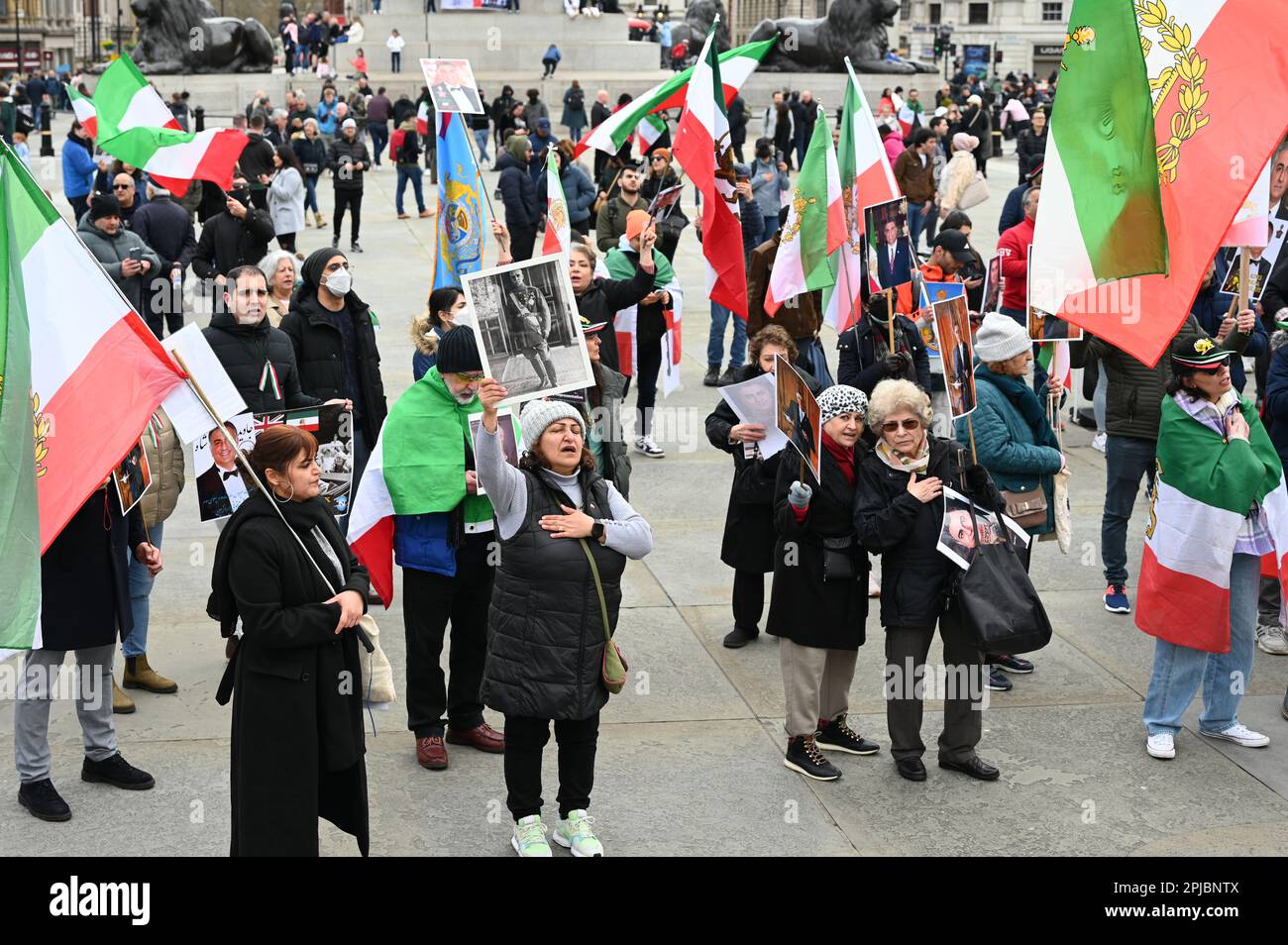 Trafalgar Square, London, Großbritannien, 1. April 2023. Demonstration: "Women.Life.Freedom" die iranische Gemeinschaft unterstützt die Rückkehr des iranischen Königs, Trafalgar Square, London, Großbritannien Kredit: Siehe Li/Picture Capital/Alamy Live News Stockfoto