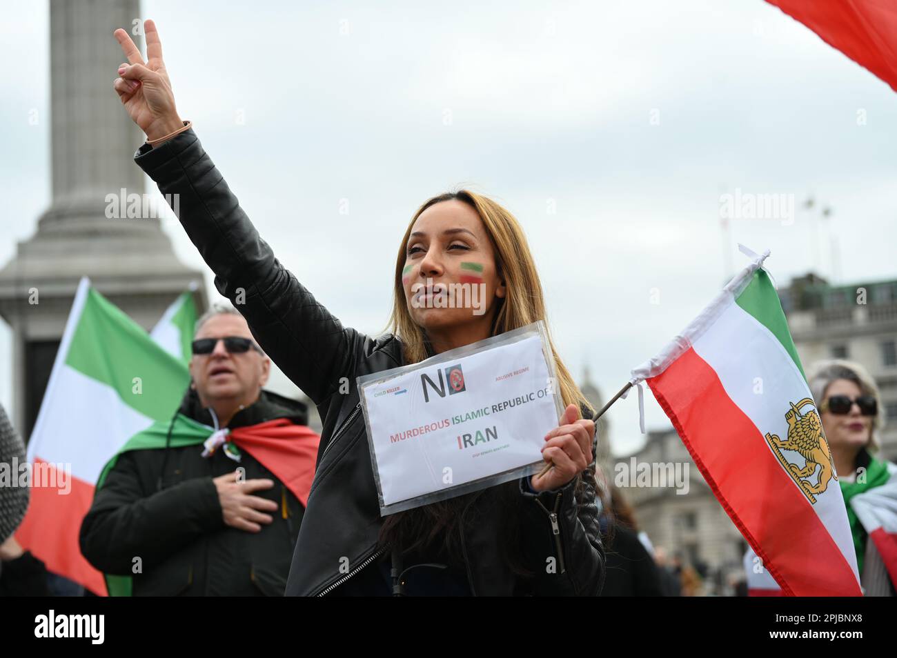 Trafalgar Square, London, Großbritannien, 1. April 2023. Demonstration: "Women.Life.Freedom" die iranische Gemeinschaft unterstützt die Rückkehr des iranischen Königs, Trafalgar Square, London, Großbritannien Kredit: Siehe Li/Picture Capital/Alamy Live News Stockfoto