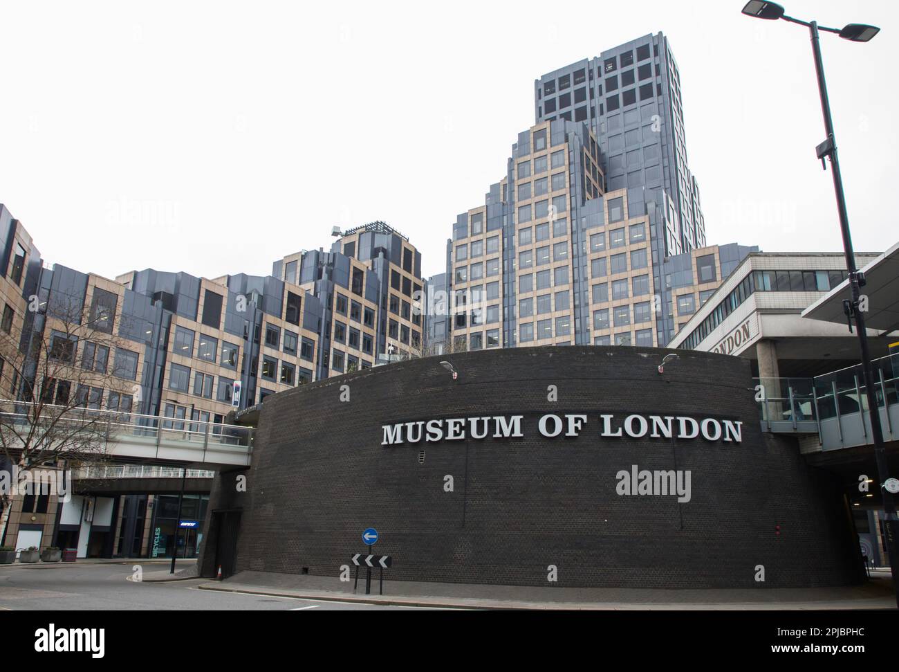 Eingang zum Museum of London und große Schilder Stockfoto