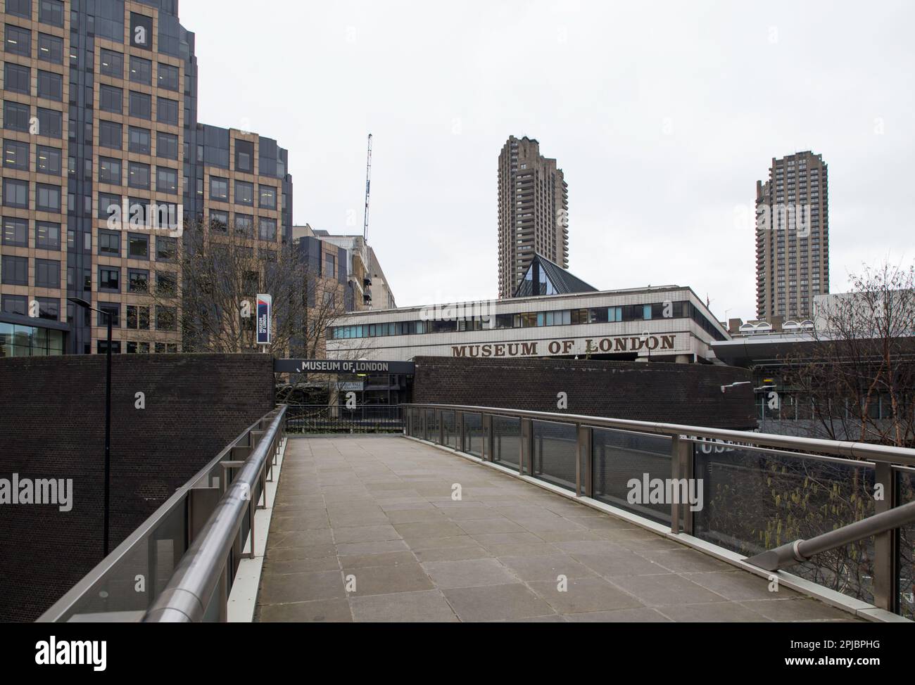 Eingang zum Museum of London und große Schilder Stockfoto