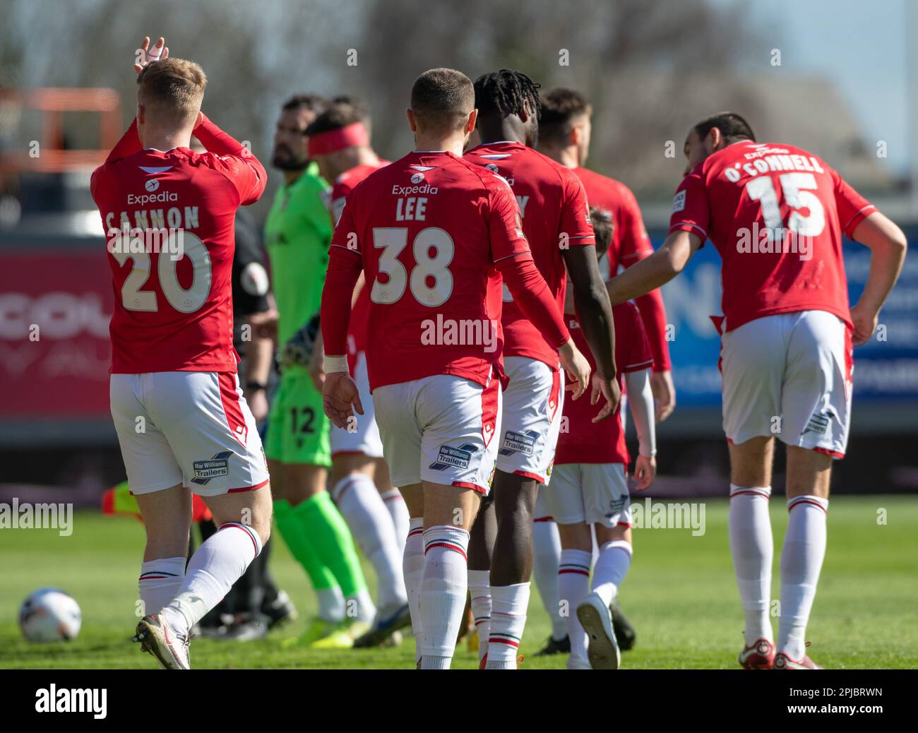 Wrexham, Wrexham County Borough, Wales. 1. April 2023 Das Wrexham-Team tritt vor dem Anstoß beim Wrexham Association Football Club V Oldham Athletic Association Football Club auf dem Rennplatz in die Vanarama National League ein. (Bild: ©Cody Froggatt/Alamy Live News) Stockfoto