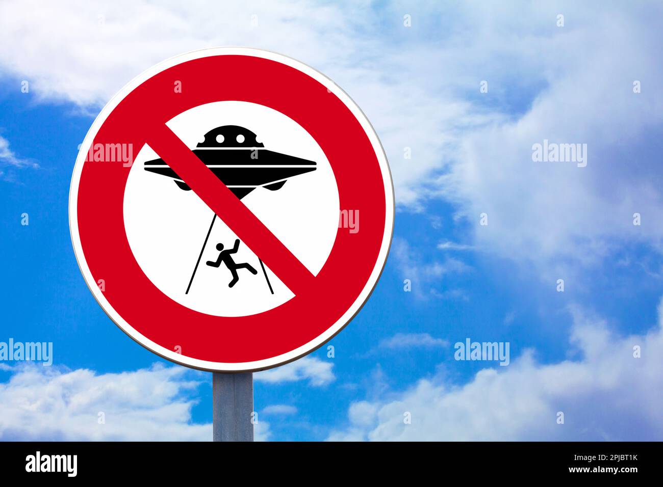 Verbotsschild mit einer Alien-Entführung in der Mitte. Stockfoto