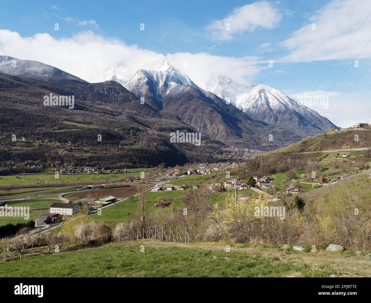 Blick in Richtung Nus und schneebedeckte Berge dahinter, Aosta-Tal, Italien Stockfoto