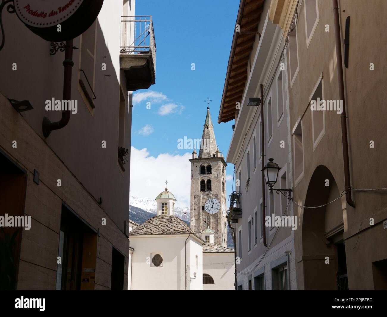 Blick durch die enge Straße in Richtung der Kathedrale Santa Maria Assunta in der Stadt Aosta, Aosta-Tal, Italien Stockfoto