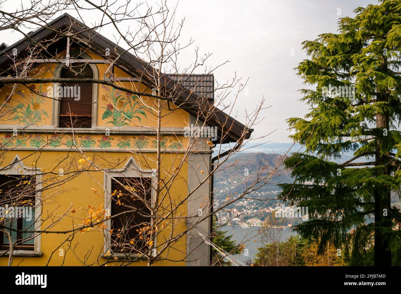 Art Nouveau-Stil in Brunate, einer Stadt auf einem Hügel mit Blick auf den Comer See in Italien. Stockfoto