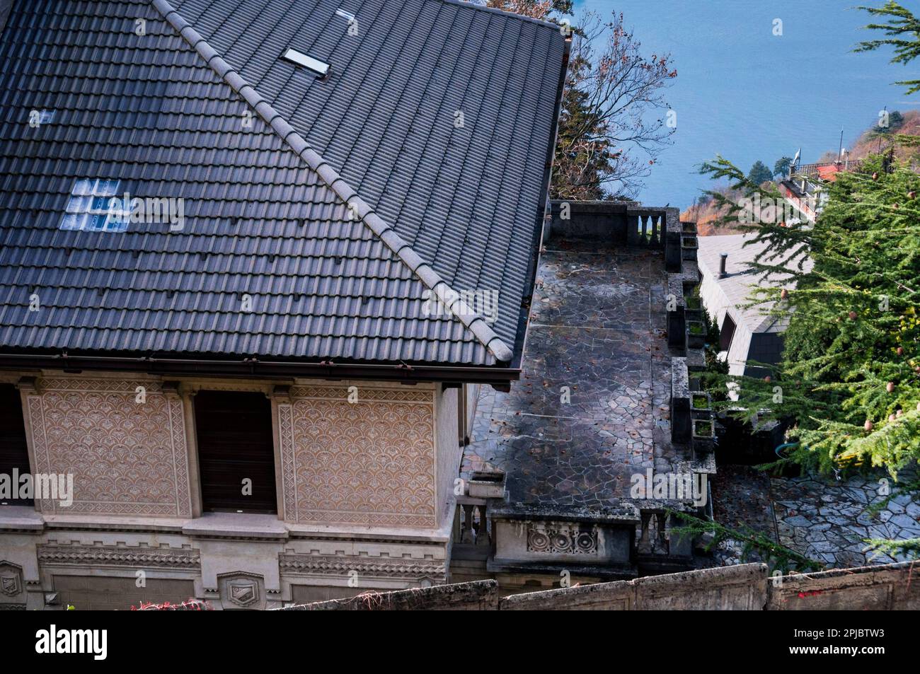 Brunate ist eine Stadt auf einem Hügel mit Blick auf die Stadt und den Comer See in Norditalien. Die elegante Veranda wird durch die bemalten Sagraffito-Wände ergänzt. Stockfoto