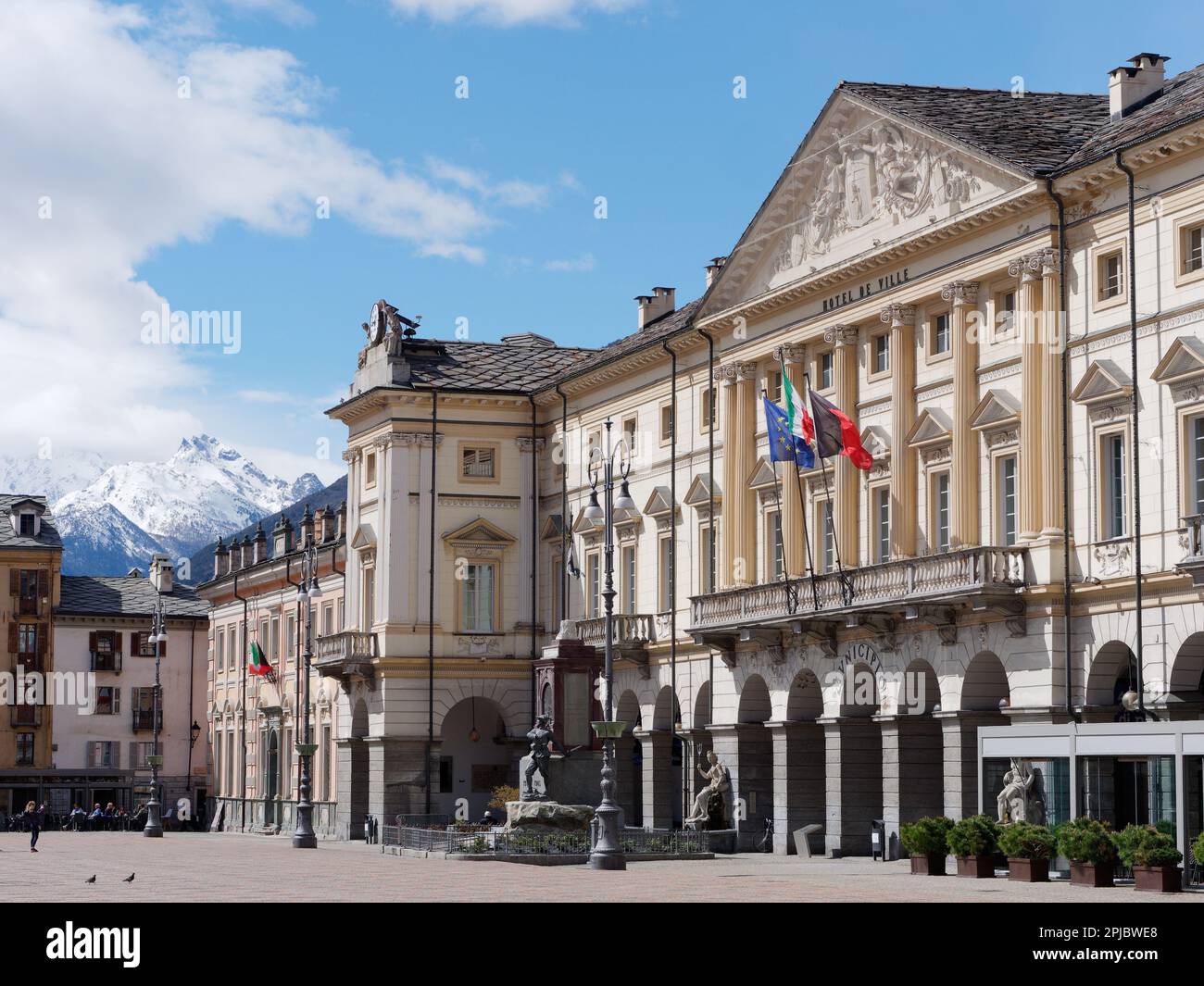 Der Hauptplatz in Aosta, Piazza Emile Chanoux, mit dem Rathaus auf der rechten Seite. Aosta-Tal Italien Stockfoto