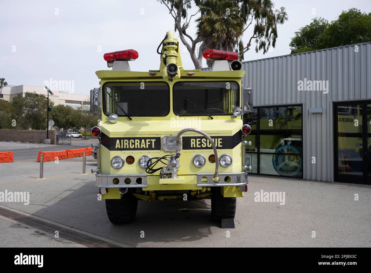 Santa Monica, Kalifornien, USA. 31. März 2023. Ein Feuerwehrauto der Feuerwehr von Santa Monica. Schaum ist ein häufiges Feuerschutzmittel, das in Flugzeughallen verwendet wird, da es sich ausdehnen und brennbare Brennstoffe überdecken kann, um ein Verbrennen zu verhindern. AFFS wurde jedoch aufgrund der PFAS-Exposition mit Feuerwehrkrebs in Verbindung gebracht. NFPA 409.Santa Monica Airport (ICAO: KSMO) ist ein Flughafen für allgemeine Luftfahrt, der FBOs, Flugschulen und Hobbybastler anbietet. Seine Lage in der Nähe von Wohngebieten und seine kurze Start- und Landebahn haben zu Kontroversen geführt und zu Bemühungen geführt, den Flughafen zu schließen. Die FAA A Stockfoto