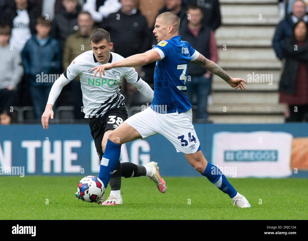 Derby County Football Team gegen Ipswich Town FC am 01. April 2023 im Pride Park Stadium in Derby, Großbritannien. Harry Clarke (Ipswich Town) und Jason Knight (Derby County) kämpfen um den Ball im Pride Park Stadium, Derby, UK Kredit: Mark Dunn/Alamy Live News Stockfoto