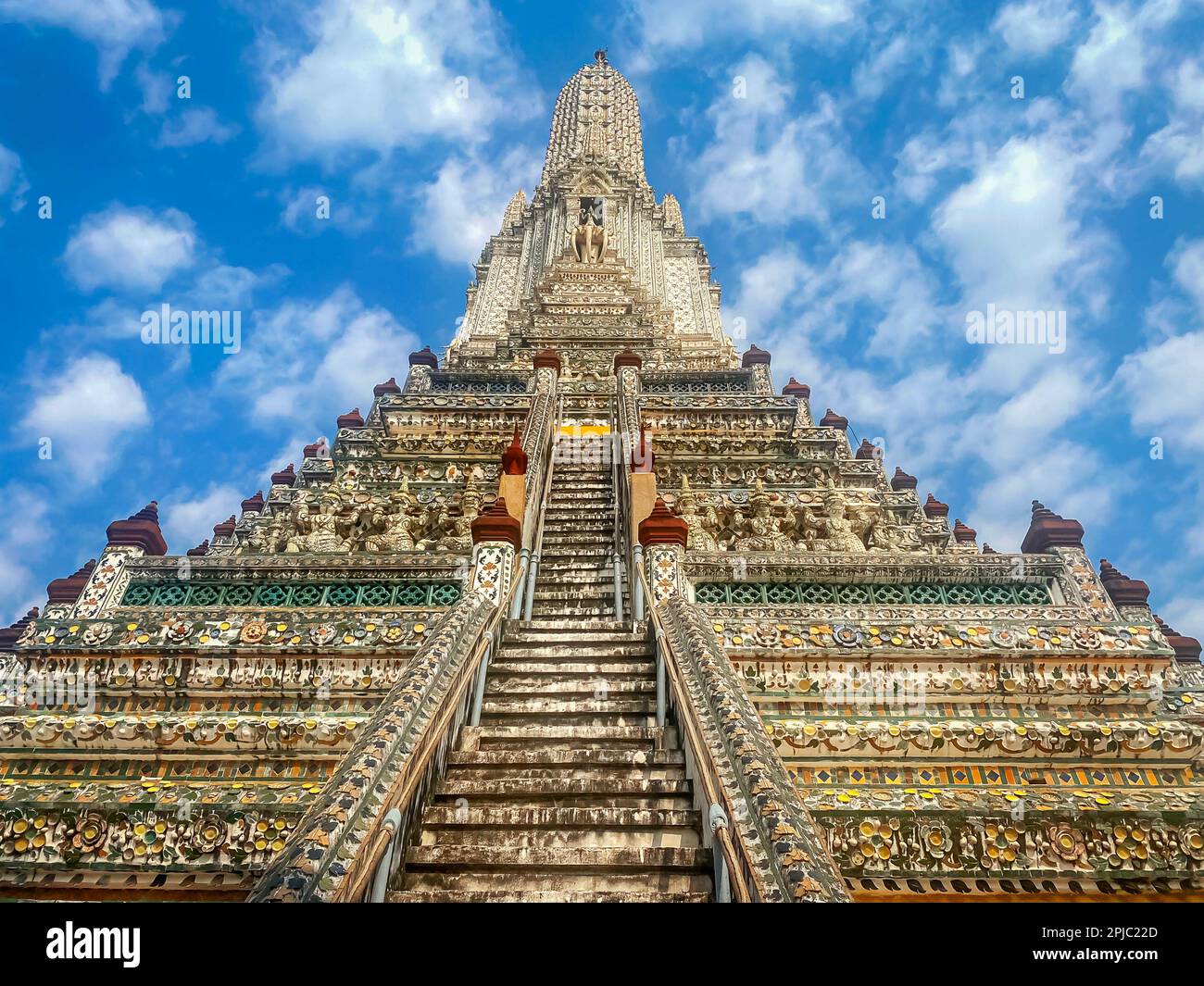 Die Visitenkarte der Hauptstadt von Thailand ist der buddhistische Tempel Wat Arun, Tempel der Morgenröte, der sich am Ufer des Chao Phraya River befindet. Stockfoto