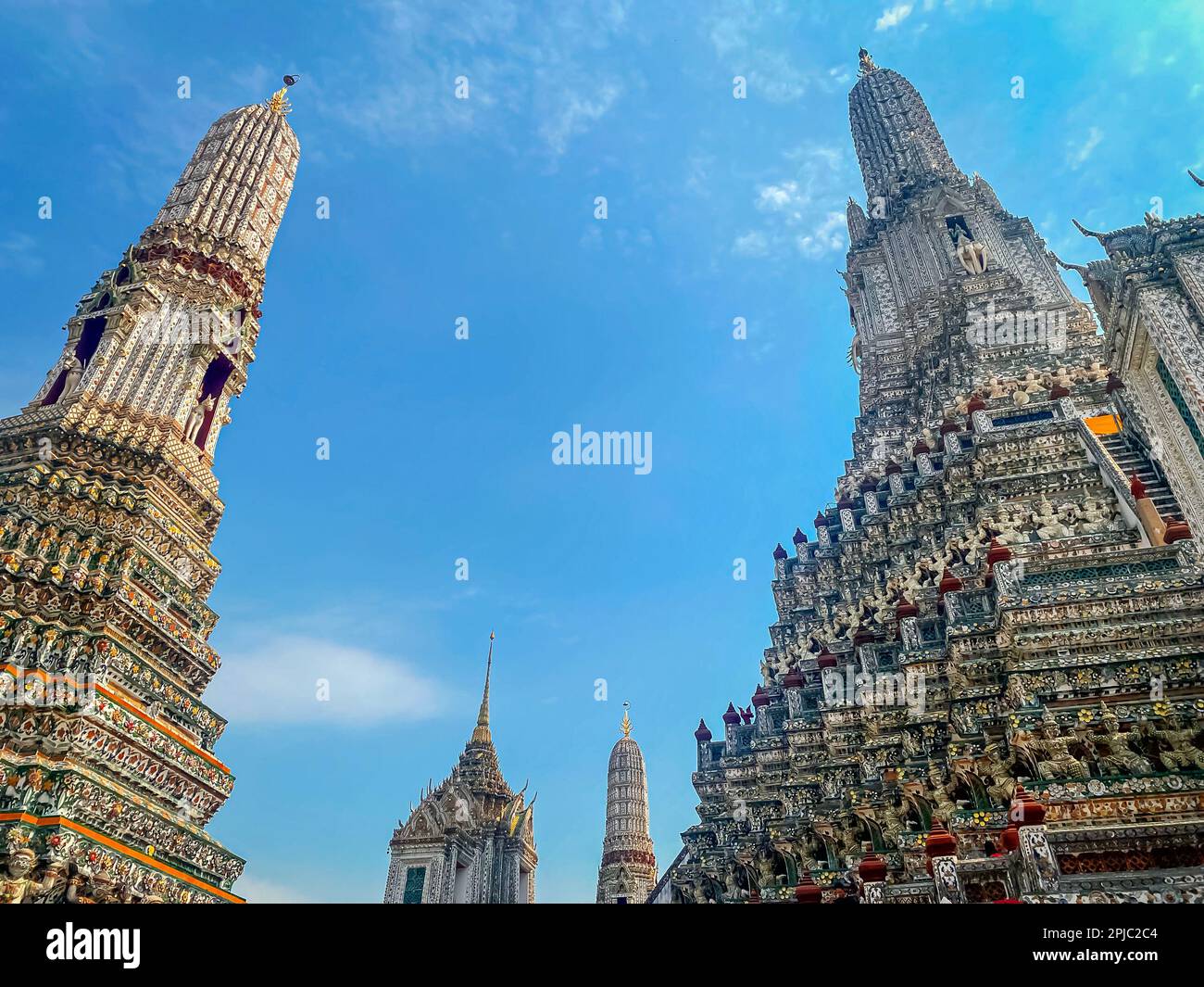 Die Visitenkarte der Hauptstadt von Thailand ist der buddhistische Tempel Wat Arun, Tempel der Morgenröte, der sich am Ufer des Chao Phraya River befindet. Stockfoto