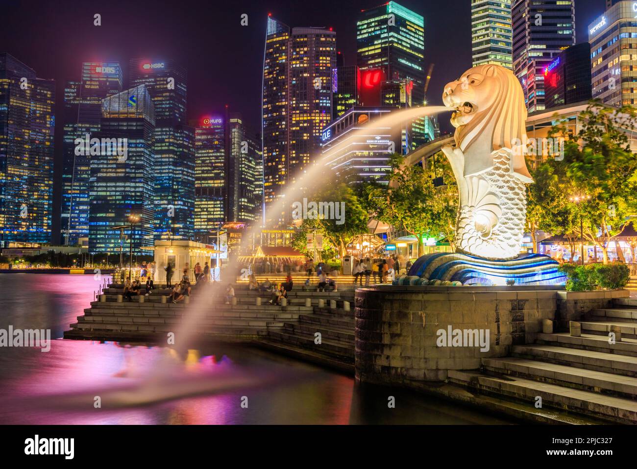 Abendlicher Blick auf den berühmten Merlion und die Skyline von Singapur. Stockfoto