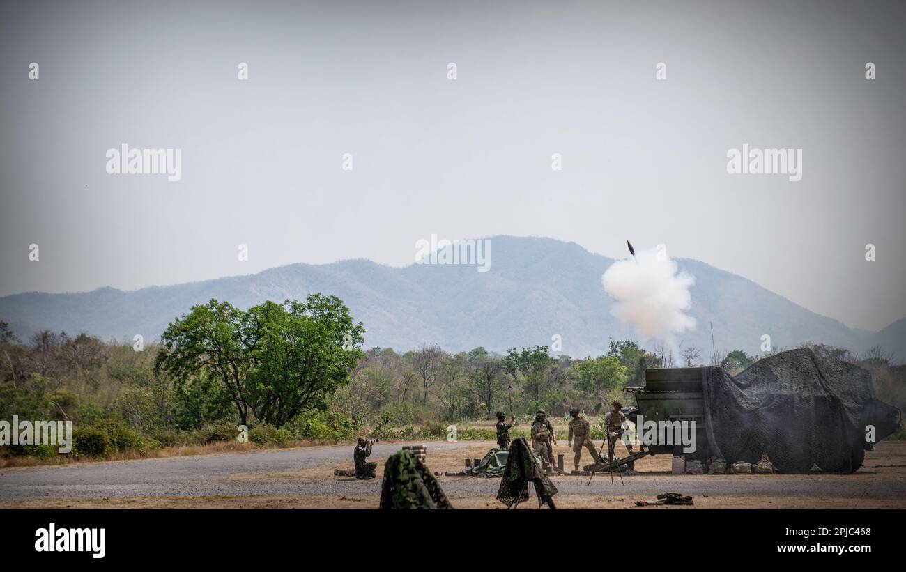 USA Armeesoldaten mit 1-2 Stryker Brigade Combat Team, 7. Infanterie Division und Royal Thai Army Soldaten führen während der Übung Cobra Gold 2023, in der Nähe von Lop Buri, Königreich Thailand, am 3. März 2023 eine Feuerübung mit einem 120mm-Mörser durch. Cobra Gold ermöglicht es den USA und dem Königreich Thailand, Seite an Seite zu trainieren und stärkt unsere langjährige Beziehung zum Königreich Thailand. Cobra Gold, jetzt im 42. Jahr, ist eine von Thailand und den USA mitgesponserte Schulungsveranstaltung, die auf der langjährigen Freundschaft zwischen den beiden alliierten Nationen aufbaut und eine starke multinationale Kraft für Profis zusammenbringt Stockfoto