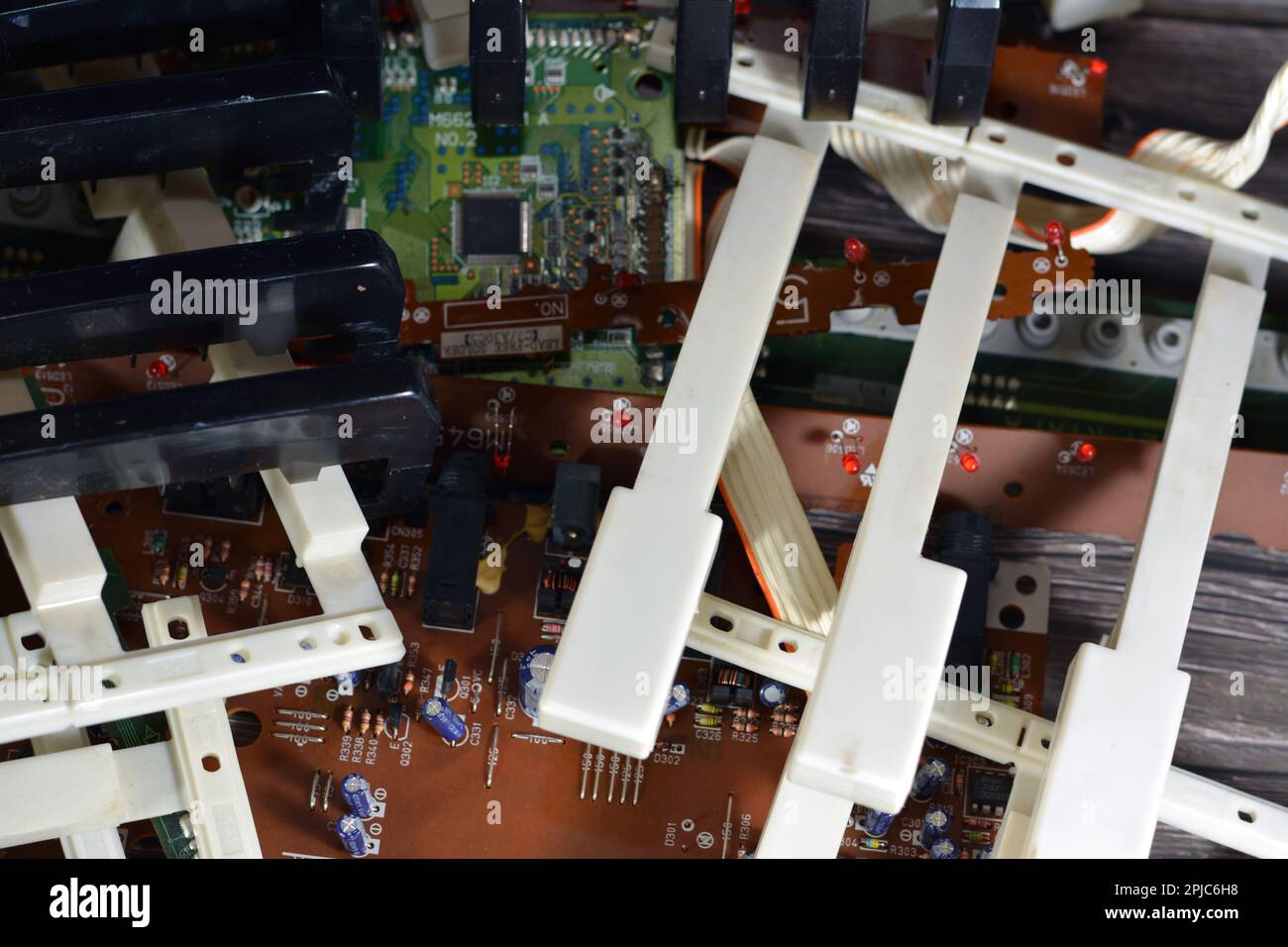 Kairo, Ägypten, April 1 2023: Kaputte elektronische Musiktastatur, kaputte Klaviertöne Tastatur mit großen Tasten, Rhythmen, Tönen, Tuning c Stockfoto