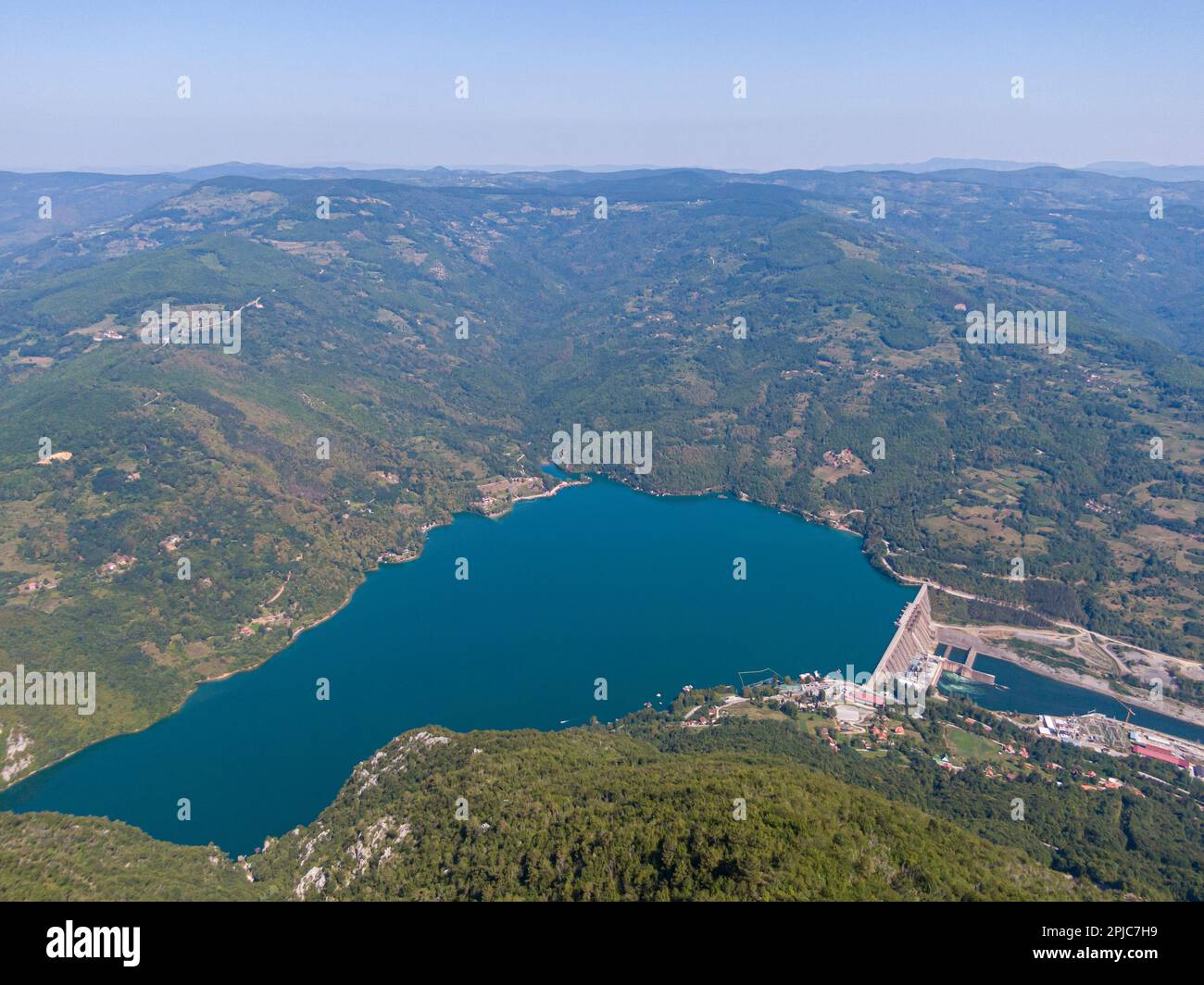 Luftaufnahme des Wasserkraftwerks am Fluss Drina Stockfoto