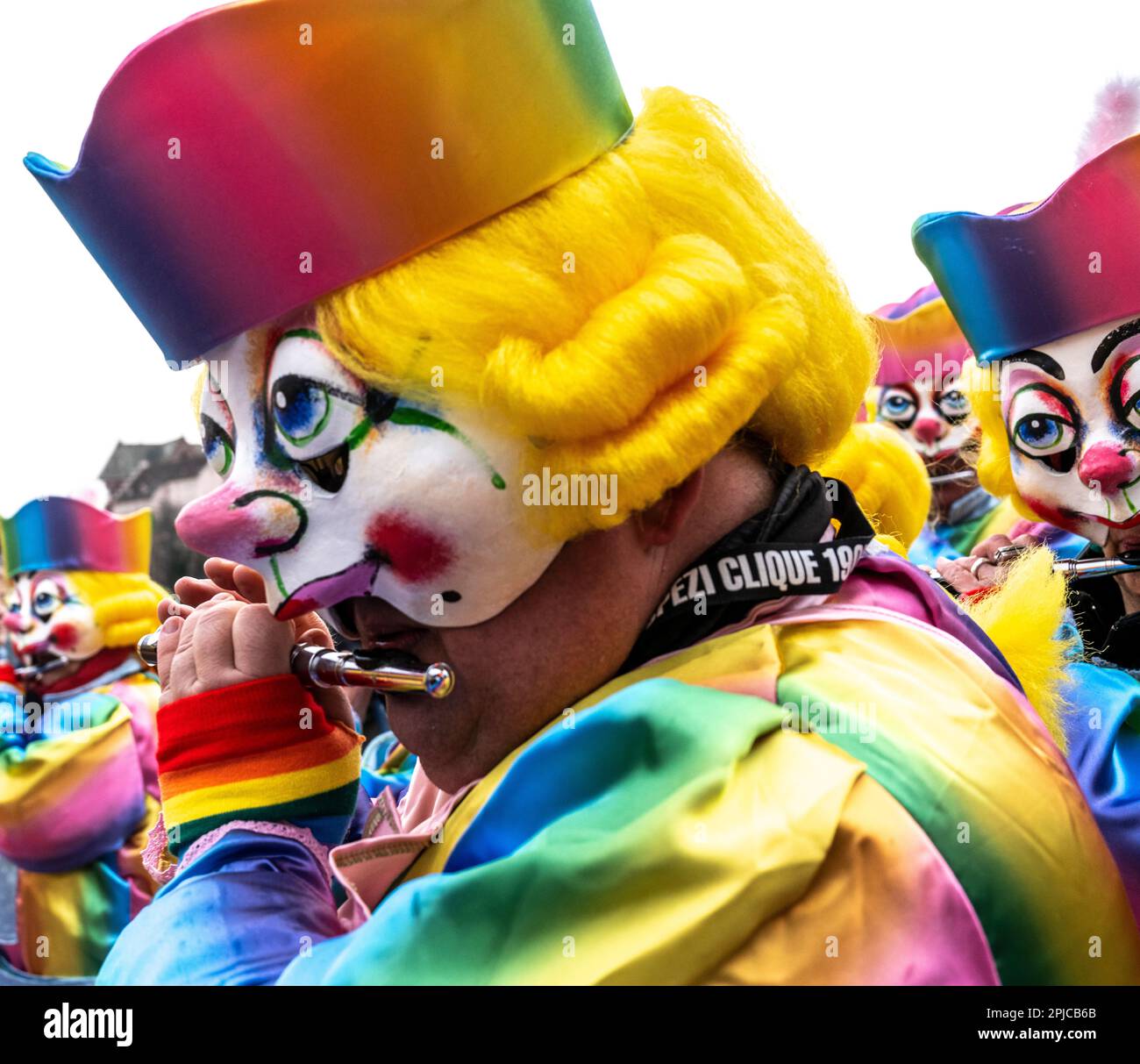 Clownmaske beim Basler Schweiz Karneval oder Fasnacht Parade Stockfoto