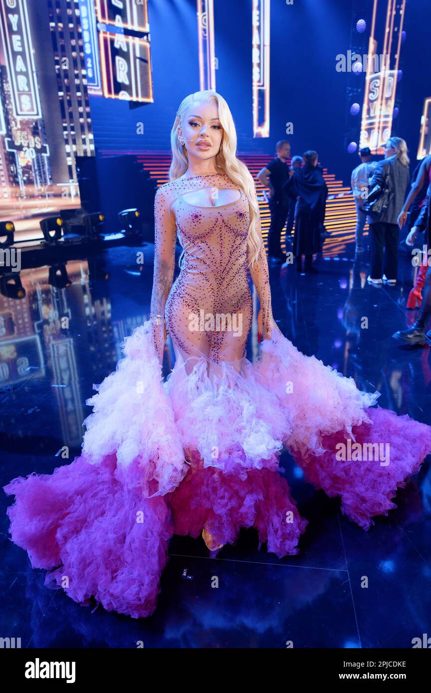 Köln, Deutschland. 01. April 2023. Geschworene Katja Krasavice steht während der ersten Live-Übertragung der Casting-Show „Deutschland sucht den Superstar 20“ auf der Bühne. Im Gegensatz zu früheren Ankündigungen wird die RTL-Casting-Show „Deutschland sucht den Superstar“ (DSDS) mit der aktuellen Saison 20. nicht eingestellt. Juror Bohlen (69) wird im nächsten Jahr in der ersten Liveshow im Jahr 2023 einen weiteren Lauf abhalten. Kredit: Henning Kaiser/dpa/Alamy Live News Stockfoto