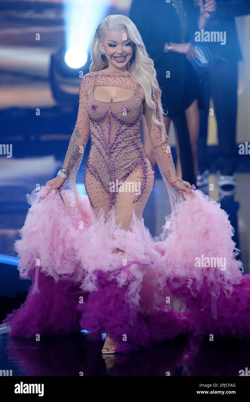 Köln, Deutschland. 01. April 2023. Geschworene Katja Krasavice steht während der ersten Live-Übertragung der Casting-Show „Deutschland sucht den Superstar 20“ auf der Bühne. Im Gegensatz zu früheren Ankündigungen wird die RTL-Casting-Show „Deutschland sucht den Superstar“ (DSDS) mit der aktuellen Saison 20. nicht eingestellt. Juror Bohlen (69) wird im nächsten Jahr in der ersten Liveshow im Jahr 2023 einen weiteren Lauf abhalten. Kredit: Henning Kaiser/dpa/Alamy Live News Stockfoto