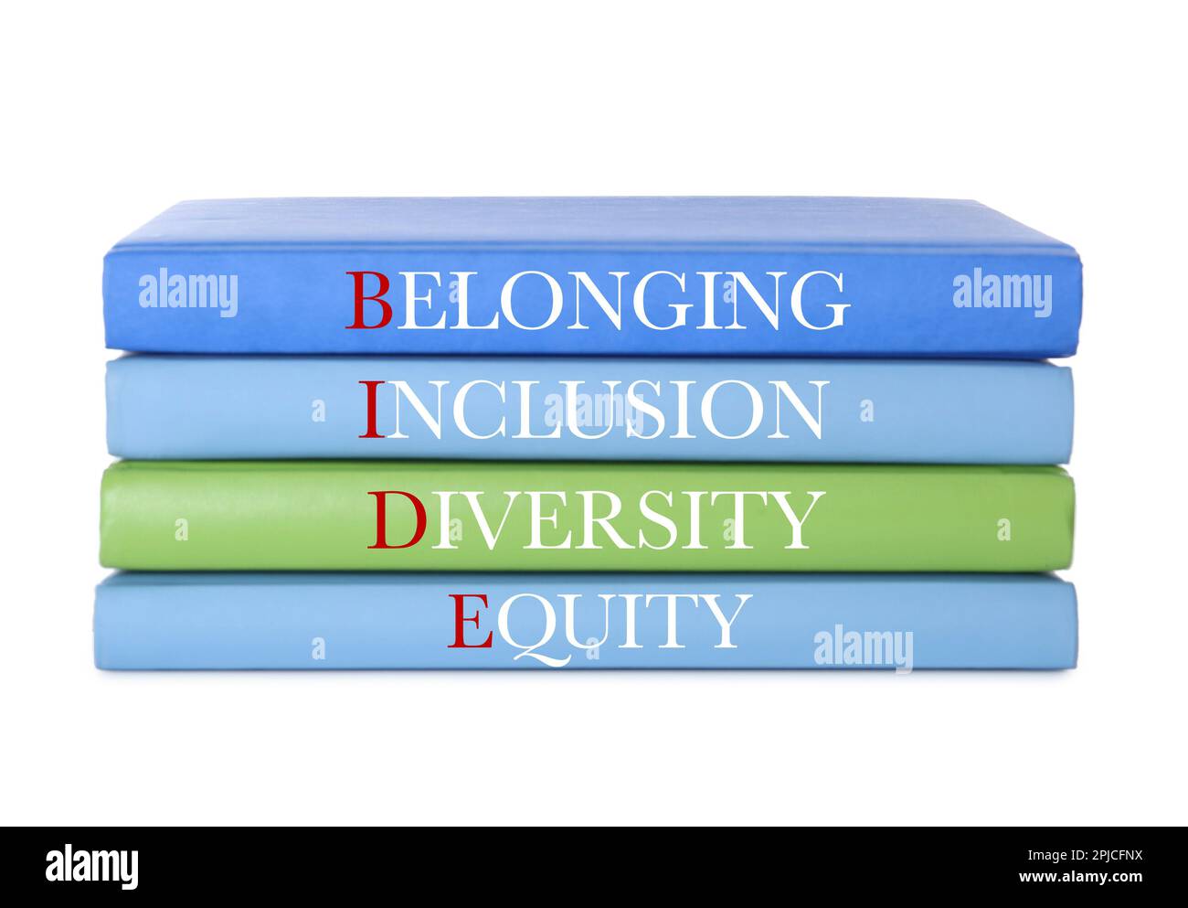 Ein Stapel farbenfroher Bücher mit den Wörtern „Zugehörigkeit“, „Vielfalt“, „Gleichheit“ und „Inklusion“ auf weißem Hintergrund Stockfoto