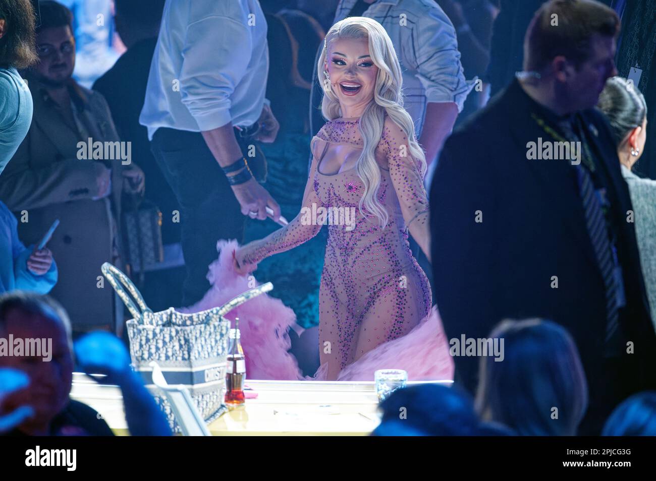 Köln, Deutschland. 01. April 2023. Geschworene Katja Krasavice steht während der ersten Live-Übertragung der Casting-Show „Deutschland sucht den Superstar 20“ auf der Bühne. Im Gegensatz zu früheren Ankündigungen wird die RTL-Casting-Show „Deutschland sucht den Superstar“ (DSDS) mit der aktuellen Saison 20. nicht eingestellt. Juror Bohlen (69) wird im nächsten Jahr in der ersten Liveshow im Jahr 2023 einen weiteren Lauf abhalten. Kredit: Henning Kaiser/dpa/Alamy Live News Stockfoto