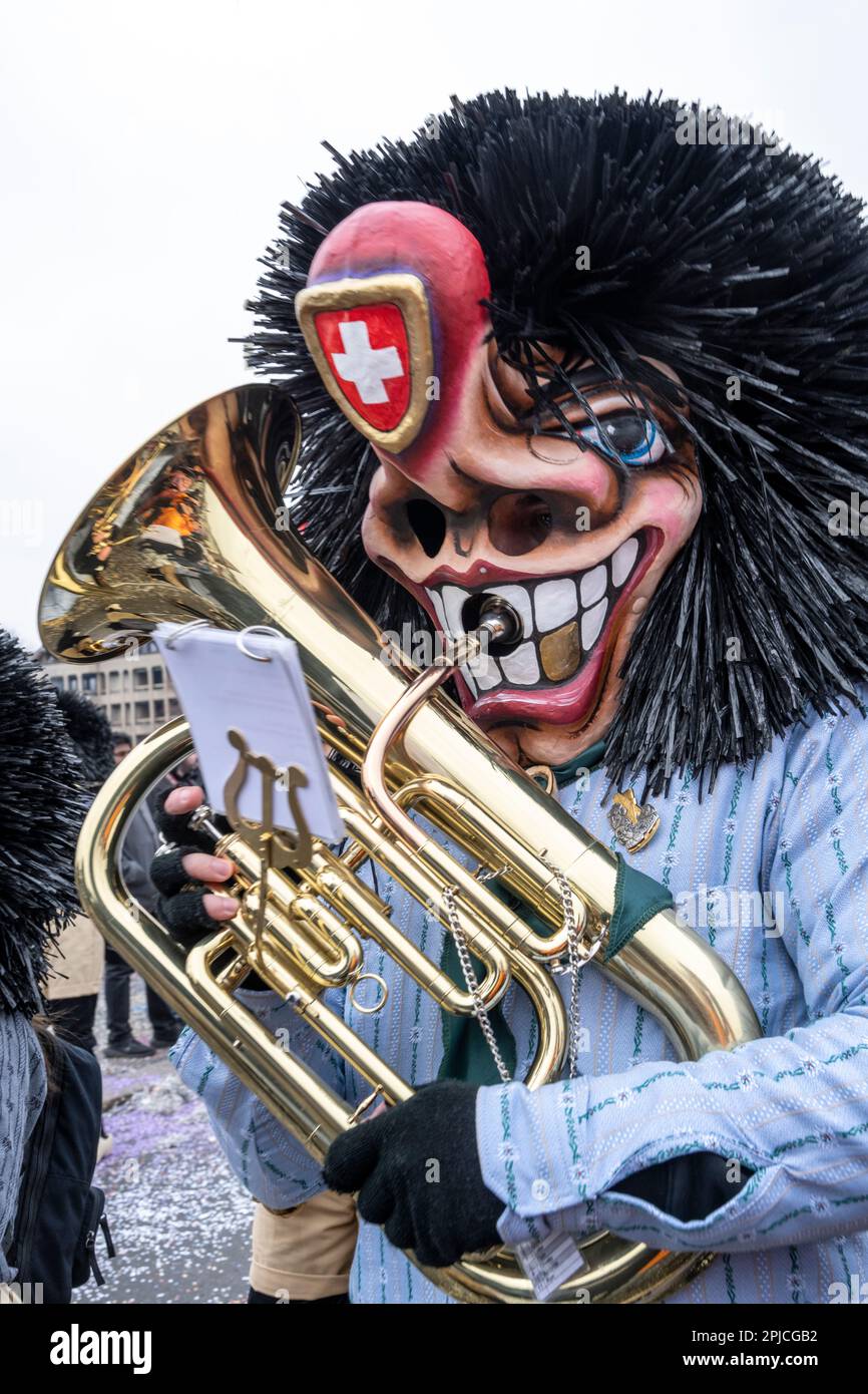 Basler Schweiz Karneval oder Fasnacht-Parade mit Tuba-Instrument Stockfoto