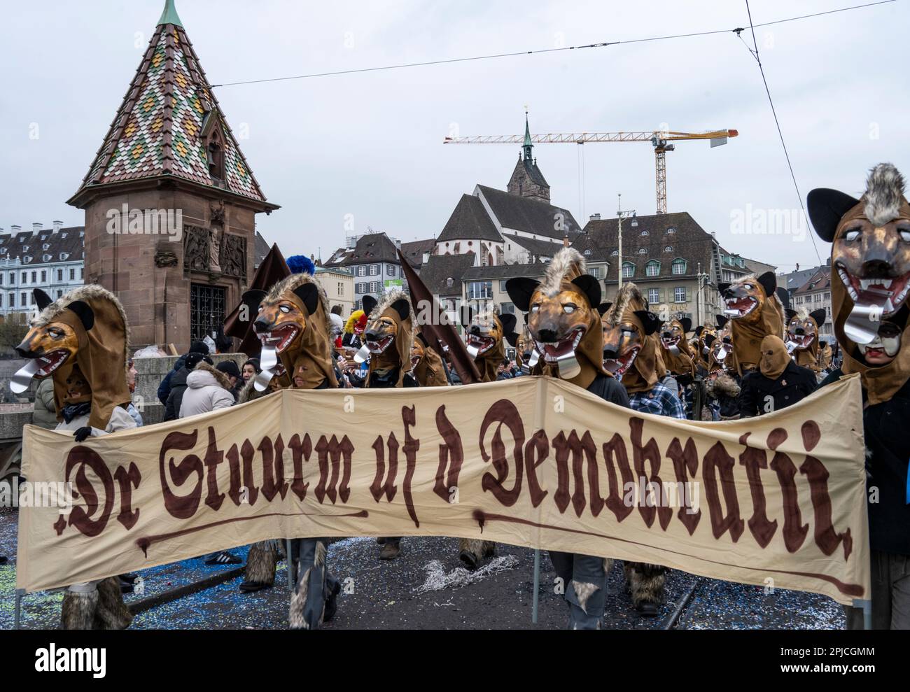 Hyänenmasken beim Basler Schweiz Karneval oder bei der Fasnacht-Parade Stockfoto