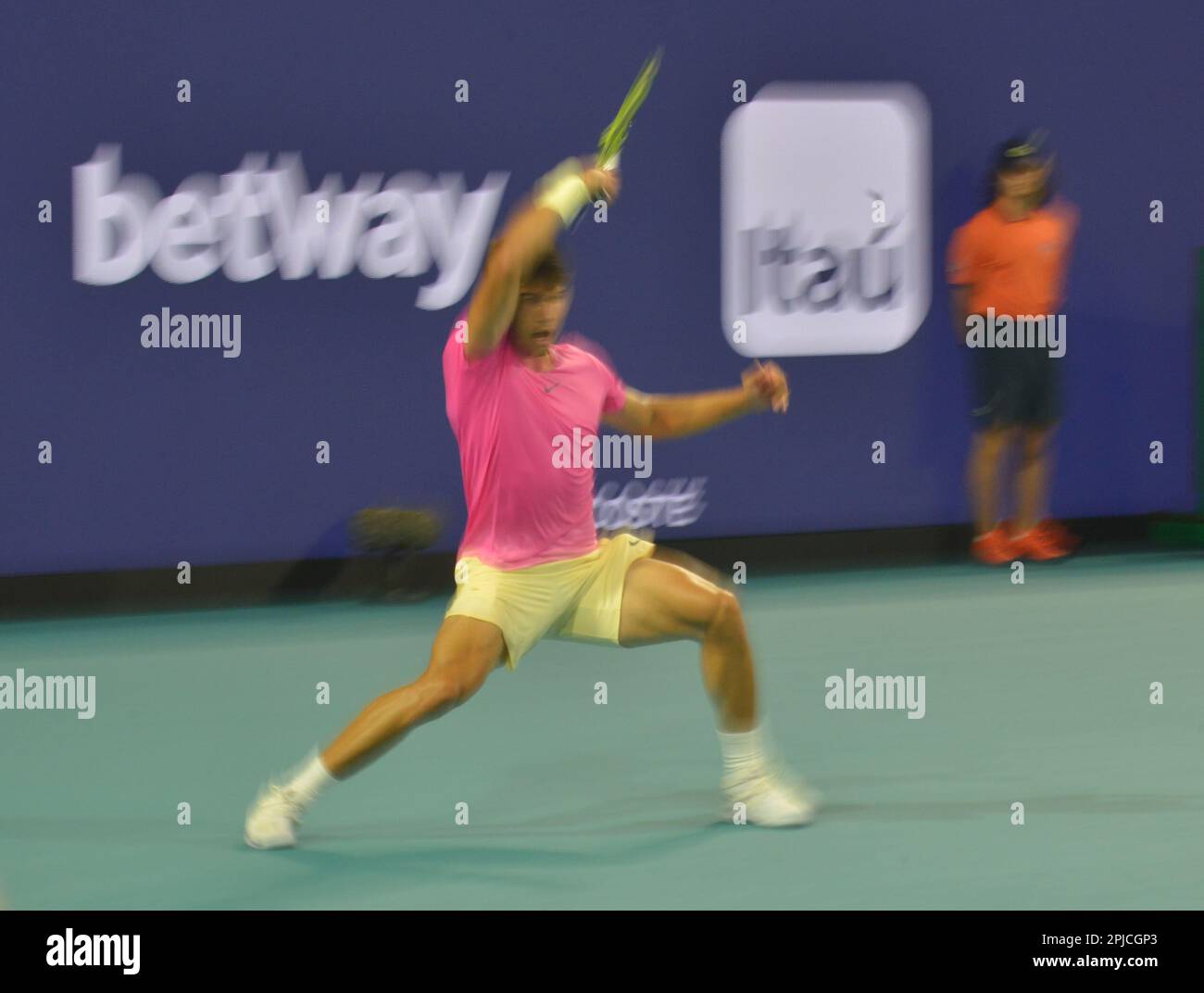 Miami Gardens, USA. 30. März 2023. MIAMI GARDENS, FLORIDA - 30. MÄRZ: Carlos Alcaraz (ESP) gegen Taylor Fritz (USA) beim Men-Viertelfinale während der Miami Open, präsentiert von Itaú im Hard Rock Stadium am 30. März 2023 in Miami Gardens, Florida. (Foto: JL/Sipa USA) Guthaben: SIPA US/Alamy Live News Stockfoto