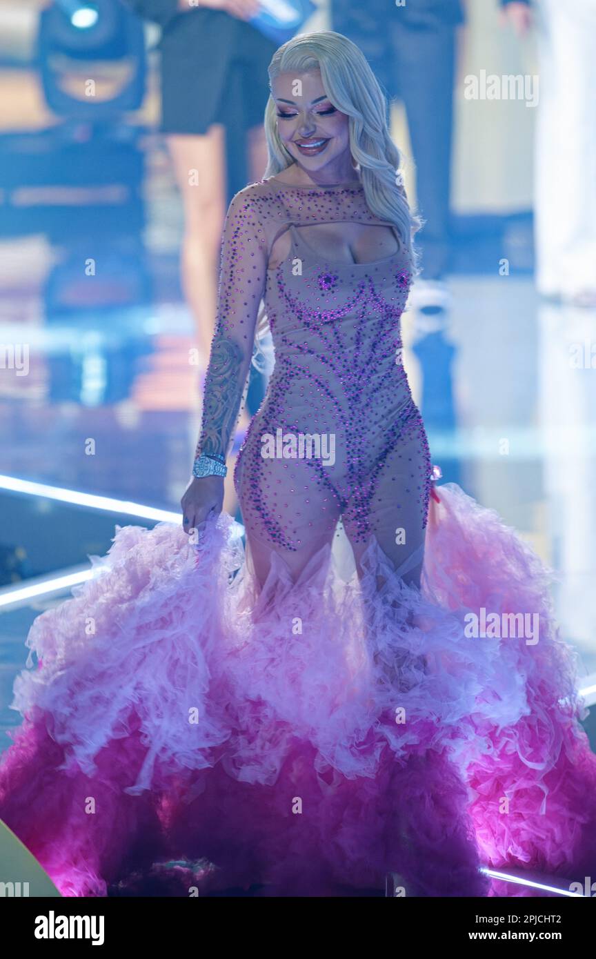 Köln, Deutschland. 01. April 2023. Geschworene Katja Krasavice betritt das Studio während der ersten Live-Übertragung der Casting-Show „Deutschland sucht den Superstar 20. Im Gegensatz zu früheren Ankündigungen wird die RTL-Casting-Show „Deutschland sucht den Superstar“ (DSDS) mit der aktuellen Saison 20. nicht eingestellt. Juror Bohlen (69) wird im nächsten Jahr in der ersten Liveshow im Jahr 2023 einen weiteren Lauf abhalten. Kredit: Henning Kaiser/dpa/Alamy Live News Stockfoto