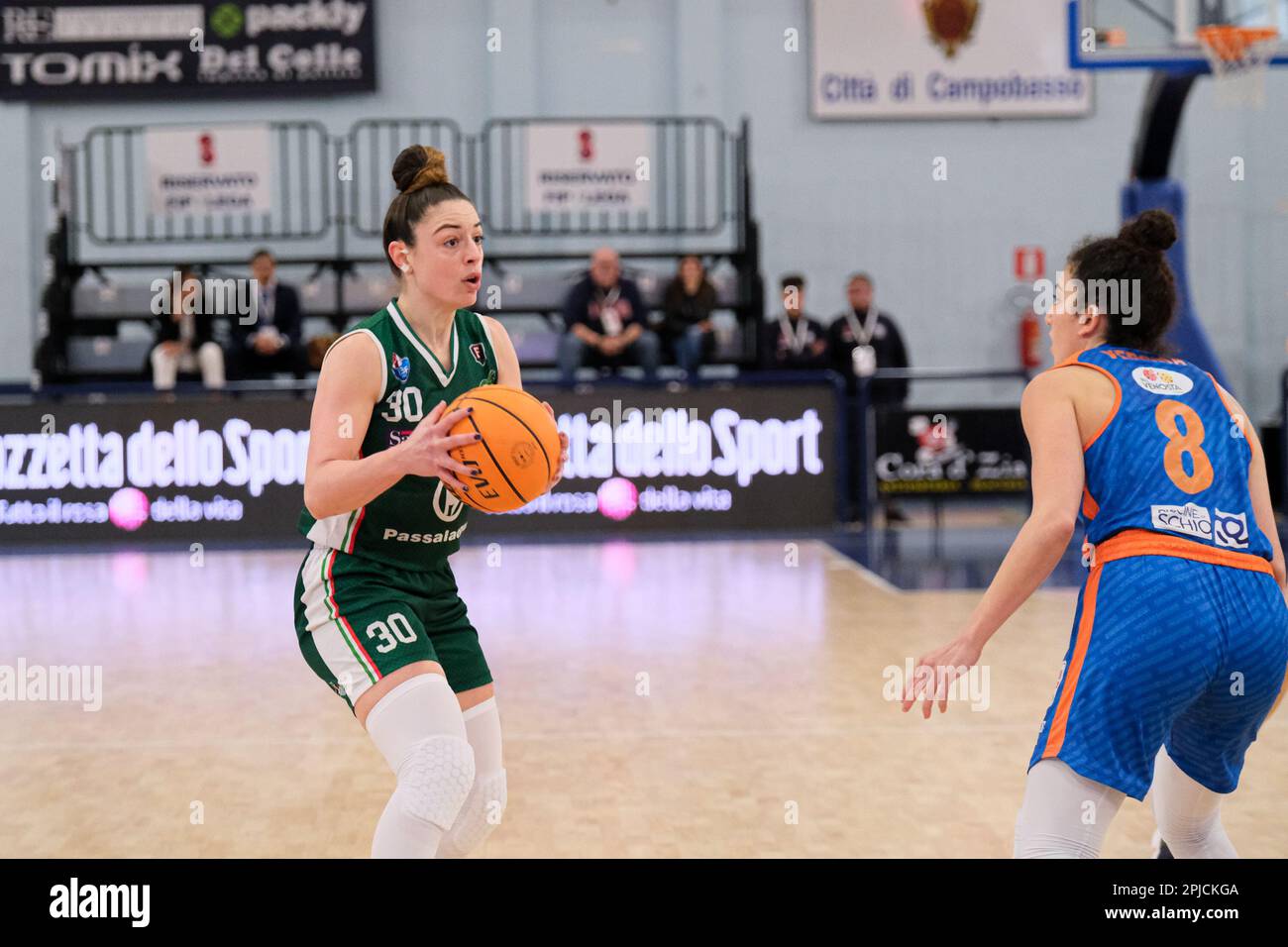 Campobasso, Italien. 30. März 2023. Attura Beatrice von Passalacqua Ragusa Team (L) und Verona Costanza von Famila Wuber Schio Team (R) in Aktion während des Quartals der letzten acht Frauen des italienischen Pokals 2023. Das Famila Wuber Schio Team besiegte das Passalacqua Ragusa Team mit einem Ergebnis von 87 bis 80 in der La Molisana Arena. Kredit: SOPA Images Limited/Alamy Live News Stockfoto