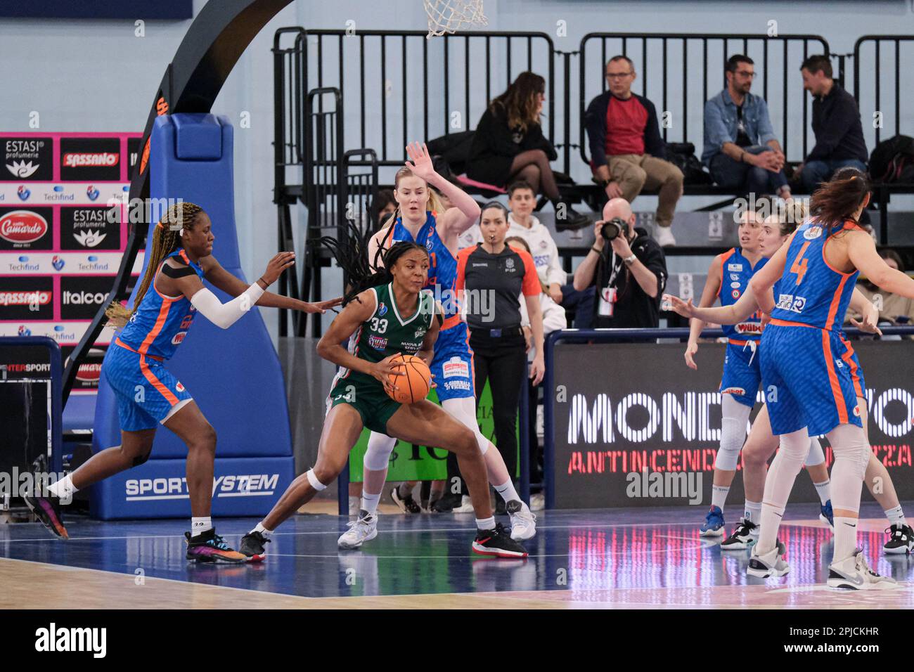 Campobasso, Italien. 30. März 2023. Howard Rhyne von Famila Wuber Schio Team (L) und Anigwe Kristine von Passalacqua Ragusa Team (C) in Aktion während des Quartals der letzten acht Frauen des italienischen Pokals 2023. Das Famila Wuber Schio Team besiegte das Passalacqua Ragusa Team mit einem Ergebnis von 87 bis 80 in der La Molisana Arena. Kredit: SOPA Images Limited/Alamy Live News Stockfoto