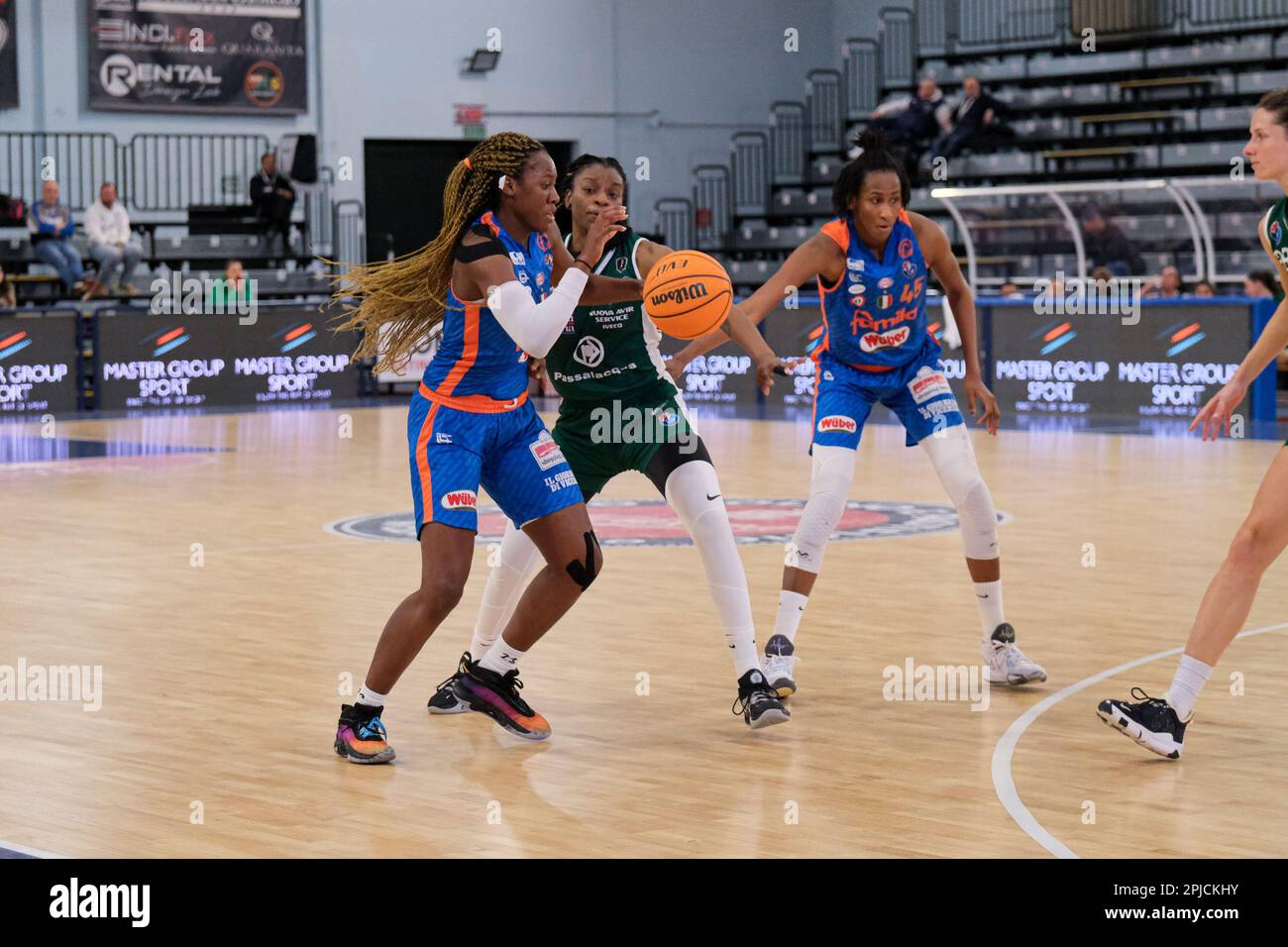 Campobasso, Italien. 30. März 2023. Howard Rhyne von Famila Wuber Schio Team (L), Anigwe Kristine von Passalacqua Ragusa Team (C) und Ndour Gueye Astou Barro (R) in Aktion während des Quartals der letzten acht Frauen des italienischen Pokals 2023. Das Famila Wuber Schio Team besiegte das Passalacqua Ragusa Team mit einem Ergebnis von 87 bis 80 in der La Molisana Arena. Kredit: SOPA Images Limited/Alamy Live News Stockfoto