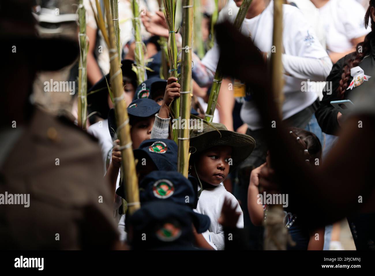 Chacao, Venezuela. 01. April 2023. Junge Gemeindemitglieder tragen die