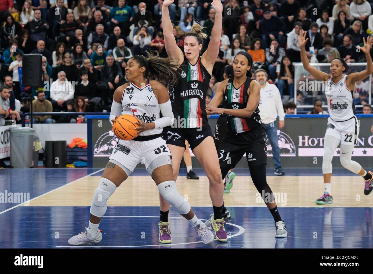 Campobasso, Italien. 30. März 2023. Parker Cheyenne Sernina von Virtus Segafredo Bologna (L), Scherf Lauren (C) und Abdi Farhiya (R) von La Molisana Magnolia Campobasso in Aktion während des Quartals der letzten acht Frauen des italienischen Pokals 2023. La Molisana Magnolia Campobasso Team verlor das Spiel gegen Virtus Segafredo Bologna Team mit einem Ergebnis von 71 bis 96 in der La Molisana Arena. (Foto: Elena Vizzoca/SOPA Images/Sipa USA) Guthaben: SIPA USA/Alamy Live News Stockfoto