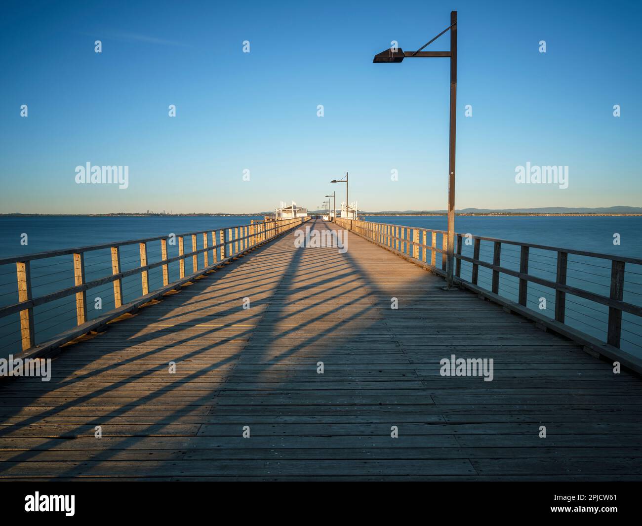 Sonnenaufgang über Woody Point Jetty in der Grafschaft Redcliffe. Redcliffe liegt nördlich von Brisbane, Australien. Stockfoto