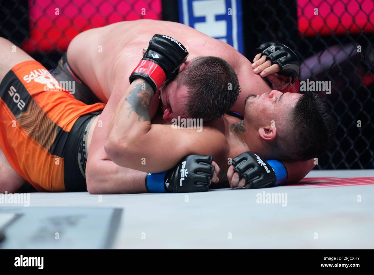 1. April 2023, Las Vegas, NV, LAS VEGAS, NEVADA, Vereinigte Staaten: LAS VEGAS, NEVADA -1. April: Ty Flores (oben) kontrolliert den Körper von Delan Monte in einem leichten Schwergewichtskampf während der PFL 1 im Virgin Hotel & Casino am 1. April 2023 in Las Vegas, NV (Kreditbild: © Louis Grasse/PX Imagens via ZUMA Press Wire) NUR REDAKTIONELLE VERWENDUNG! Nicht für den kommerziellen GEBRAUCH! Stockfoto