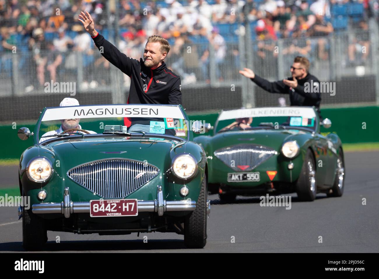 Melbourne, Australien, 2. April 2023. Kevin Magnussen (20) auf dem Weg zum MoneyGram Haas F1 Team während der Driver Parade beim australischen Formel-1-Grand Prix am 02. April 2023 auf der Melbourne Grand Prix Circuit in Albert Park, Australien. Kredit: Dave Hewison/Speed Media/Alamy Live News Stockfoto