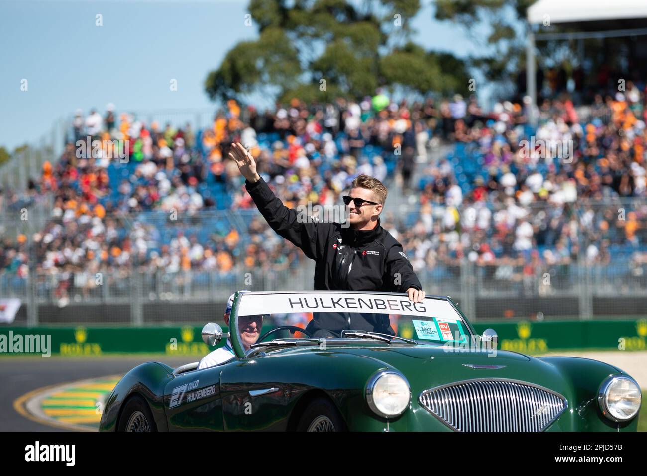 Melbourne, Australien, 2. April 2023. Nico Hulkenberg (27), der während der Driver Parade beim australischen Formel-1-Grand Prix am 02. April 2023 auf der Melbourne Grand Prix Circuit in Albert Park, Australien, für das MoneyGram Haas F1 Team fährt. Kredit: Dave Hewison/Speed Media/Alamy Live News Stockfoto