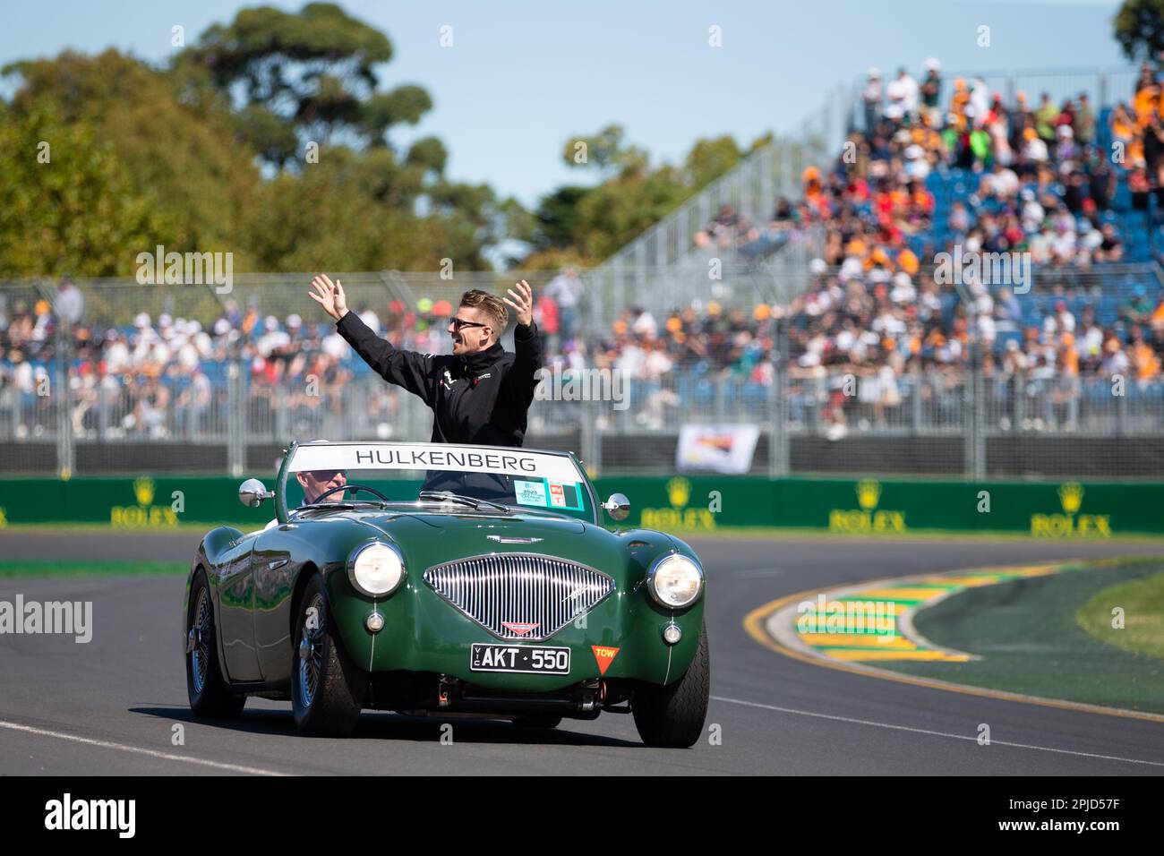 Melbourne, Australien, 2. April 2023. Nico Hulkenberg (27), der während der Driver Parade beim australischen Formel-1-Grand Prix am 02. April 2023 auf der Melbourne Grand Prix Circuit in Albert Park, Australien, für das MoneyGram Haas F1 Team fährt. Kredit: Dave Hewison/Speed Media/Alamy Live News Stockfoto