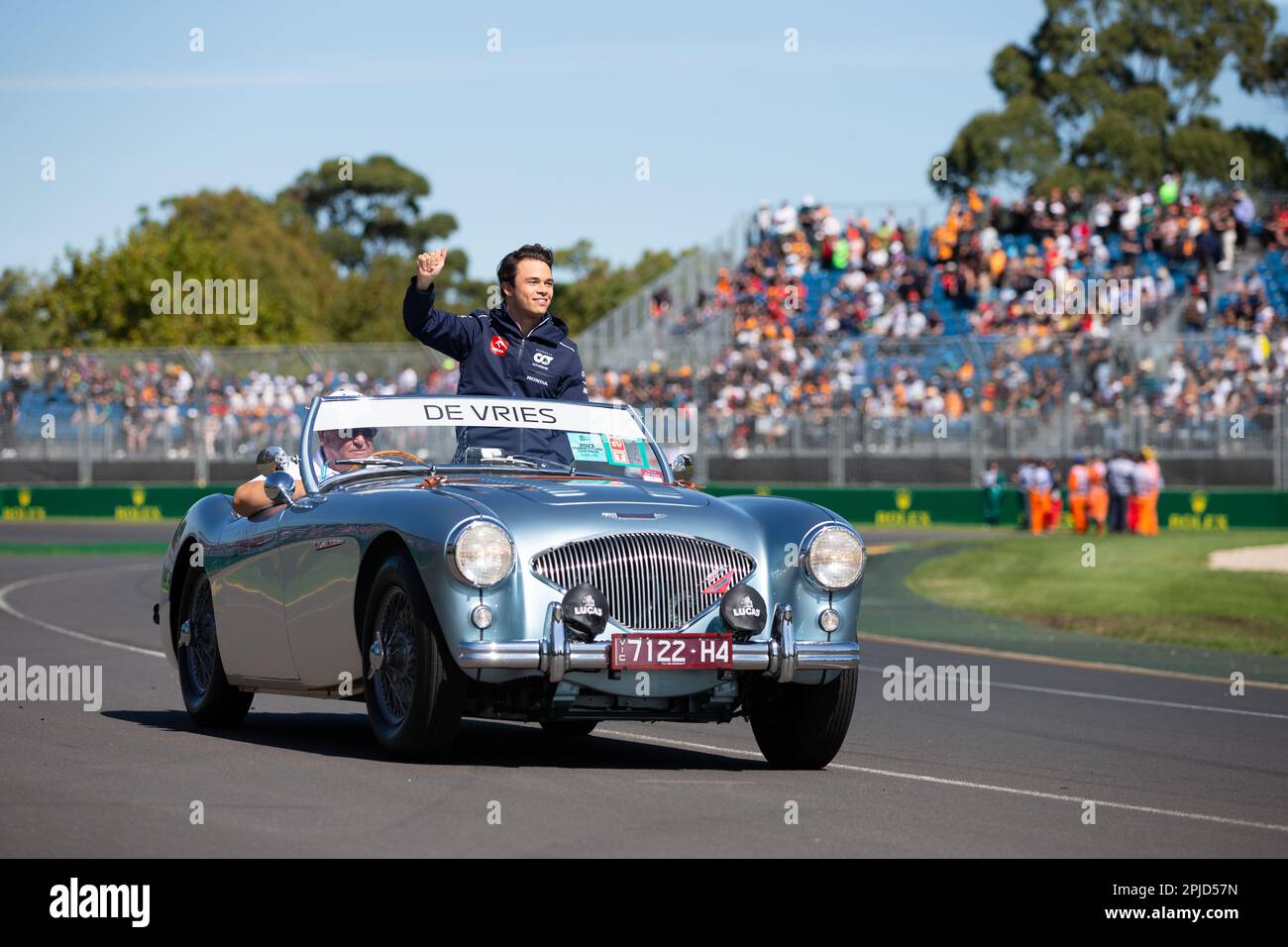 Melbourne, Australien, 2. April 2023. Nyck de Vries (21) auf der Fahrt nach Scuderia AlphaTauri während der Driver Parade beim australischen Formel-1-Grand Prix am 02. April 2023 auf der Melbourne Grand Prix Circuit in Albert Park, Australien. Kredit: Dave Hewison/Speed Media/Alamy Live News Stockfoto