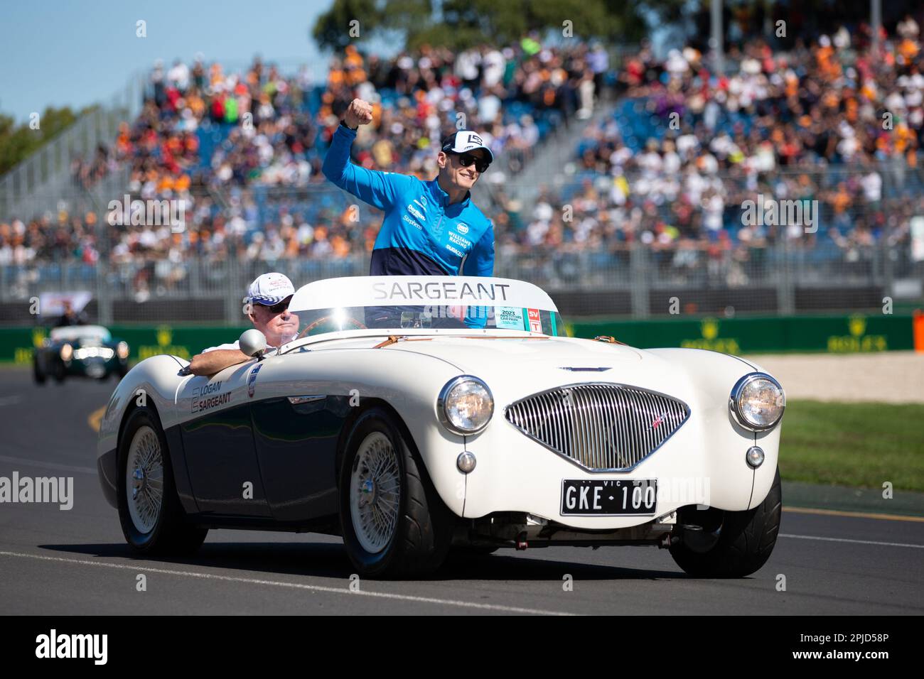 Melbourne, Australien, 2. April 2023. Logan Sargeant (2), der während der Driver Parade beim australischen Formel-1-Grand Prix am 02. April 2023 auf der Melbourne Grand Prix Circuit in Albert Park, Australien, für Williams Racing fährt. Kredit: Dave Hewison/Speed Media/Alamy Live News Stockfoto