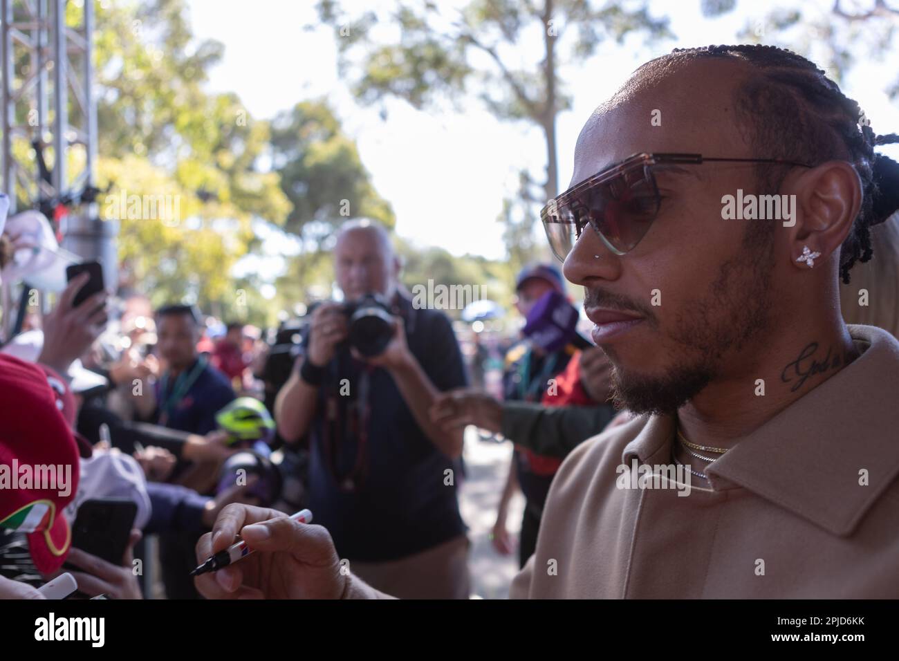 Melbourne, Australien, 2. April 2023. Sir Lewis Hamilton gibt am 02. April 2023 auf dem Melbourne Grand Prix Circuit in Albert Park, Australien, Autogramme beim Melbourne Walk. Kredit: Ivica Glavas/Speed Media/Alamy Live News Stockfoto