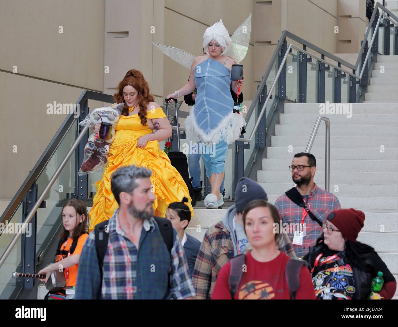 Chicago, Illinois, USA. 1. April 2023. Die Chicago Comic & Entertainment Expo in Chicago, Il, vom 31. März bis 2. April im McCormick Place South ist die größte Pop-Kultur-Convention im Mittleren Westen. Es ist die Heimat für gute und geeky Zeiten für Fans von Comics, Cosplay, Videospielen, Anime, TV-Shows, Filme, Bücher, Wrestling und Comedy. An dieser 3-tägigen Veranstaltung nehmen 20.000 bis 30.000 Teilnehmer Teil. (Kreditbild: © Pat A. Robinson/ZUMA Press Wire) NUR REDAKTIONELLE VERWENDUNG! Nicht für den kommerziellen GEBRAUCH! Stockfoto