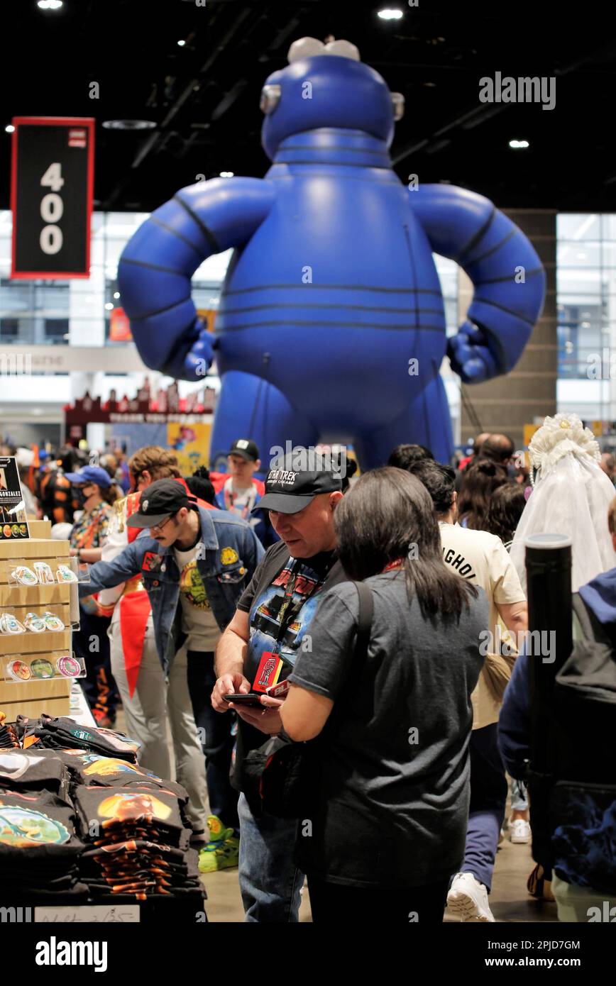 Chicago, Illinois, USA. 1. April 2023. Die Chicago Comic & Entertainment Expo in Chicago, Il, vom 31. März bis 2. April im McCormick Place South ist die größte Pop-Kultur-Convention im Mittleren Westen. Es ist die Heimat für gute und geeky Zeiten für Fans von Comics, Cosplay, Videospielen, Anime, TV-Shows, Filme, Bücher, Wrestling und Comedy. An dieser 3-tägigen Veranstaltung nehmen 20.000 bis 30.000 Teilnehmer Teil. (Kreditbild: © Pat A. Robinson/ZUMA Press Wire) NUR REDAKTIONELLE VERWENDUNG! Nicht für den kommerziellen GEBRAUCH! Stockfoto