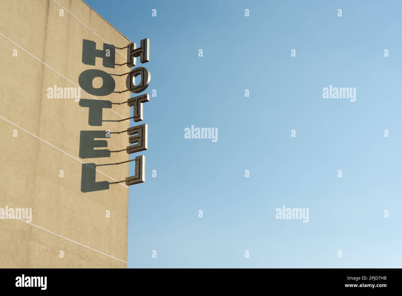 Hoteltext mit Schatten auf die Gebäudewand, Kopierbereich Stockfoto